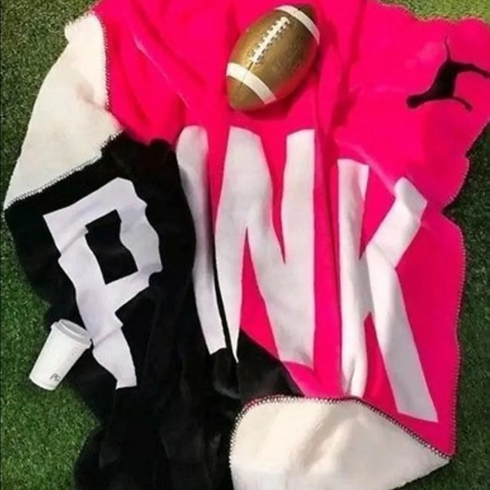 VS PINK ON FLEEK SHERPA BLANKET